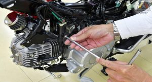 10 Cara Menyetel Karburator Motor Supaya Irit Dan Kencang - Motomotifo.com